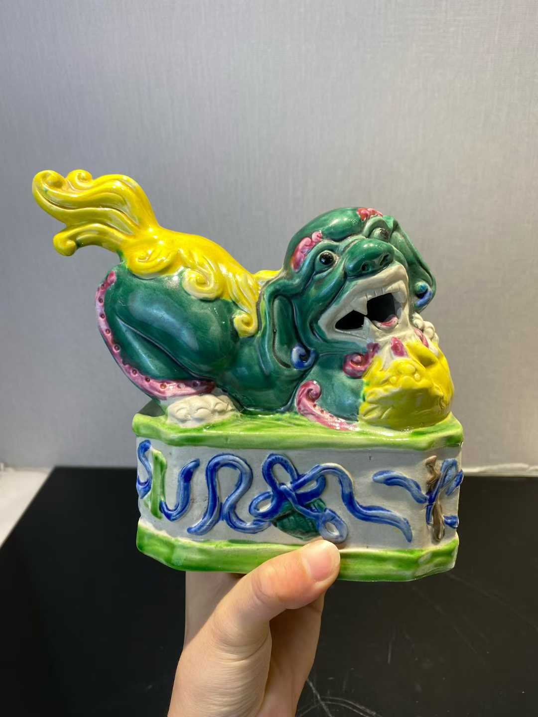 素三彩狮子摆件一对