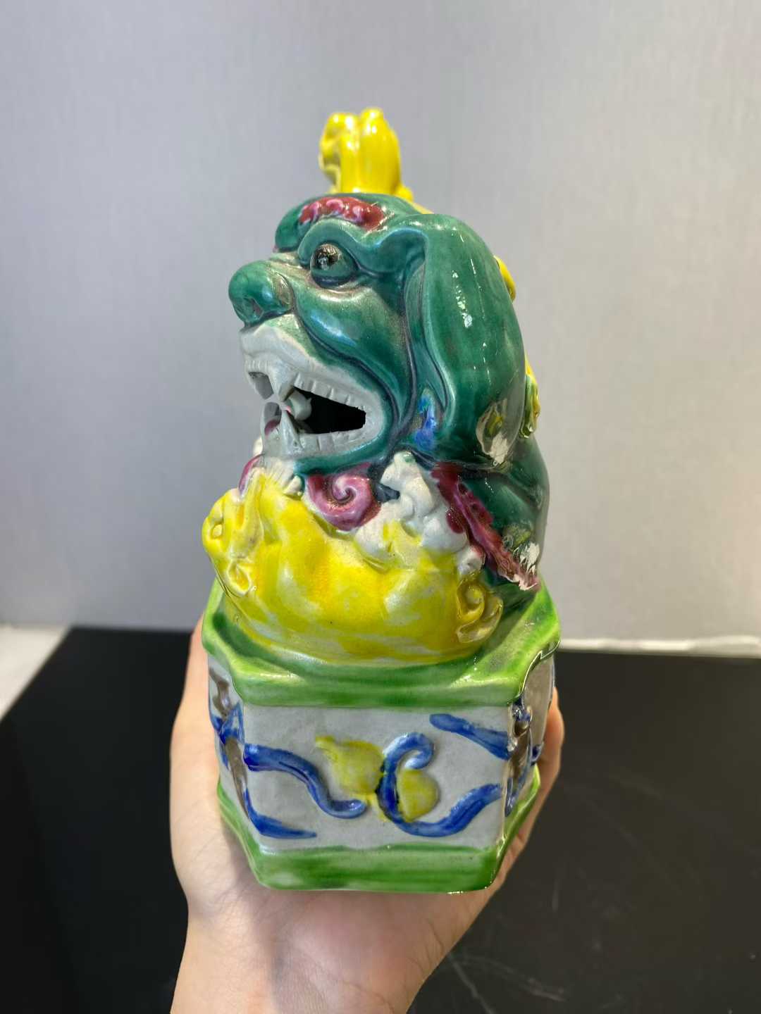 素三彩狮子摆件一对