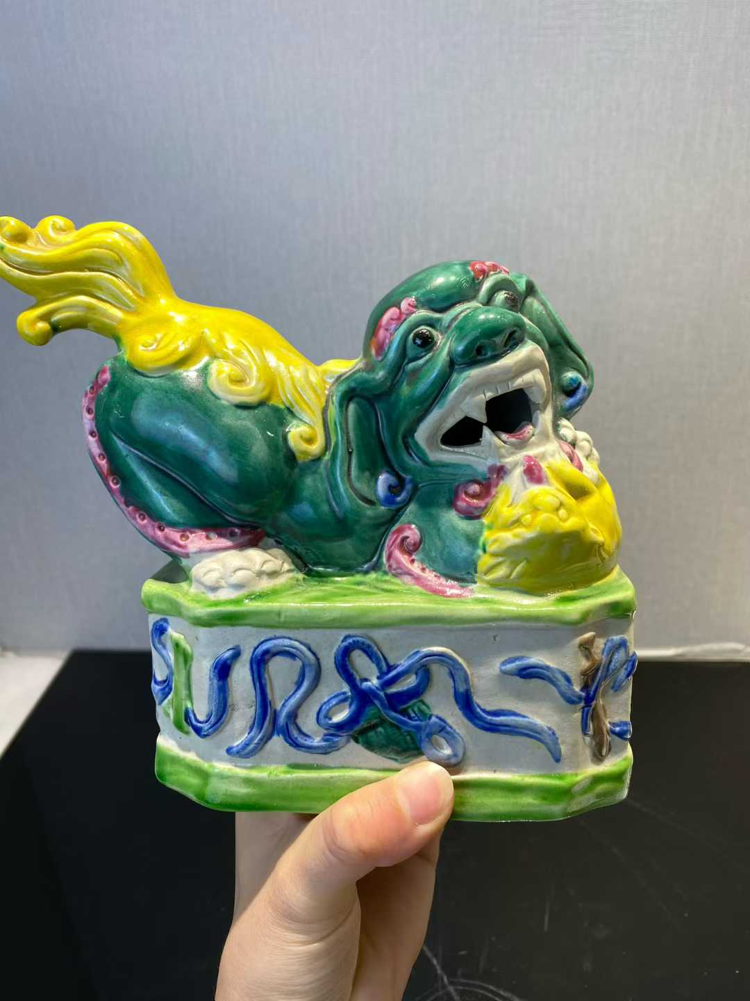 素三彩狮子摆件一对