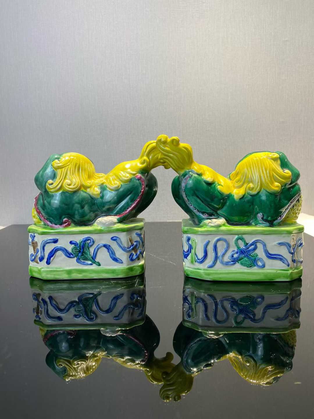 素三彩狮子摆件一对
