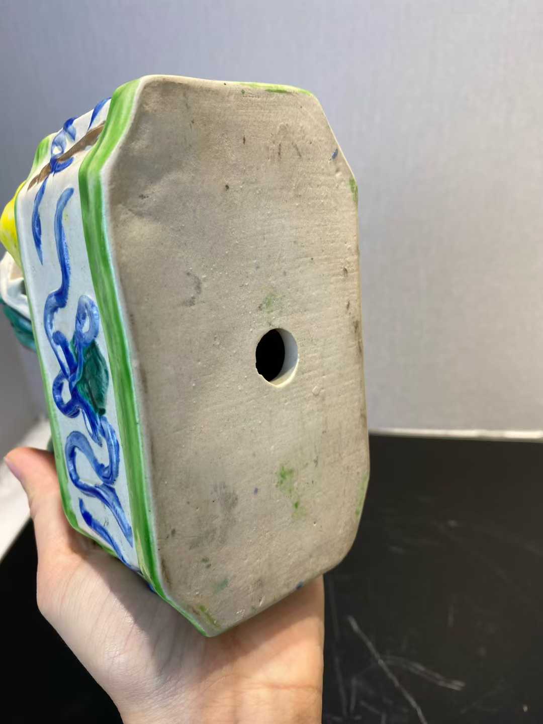 素三彩狮子摆件一对