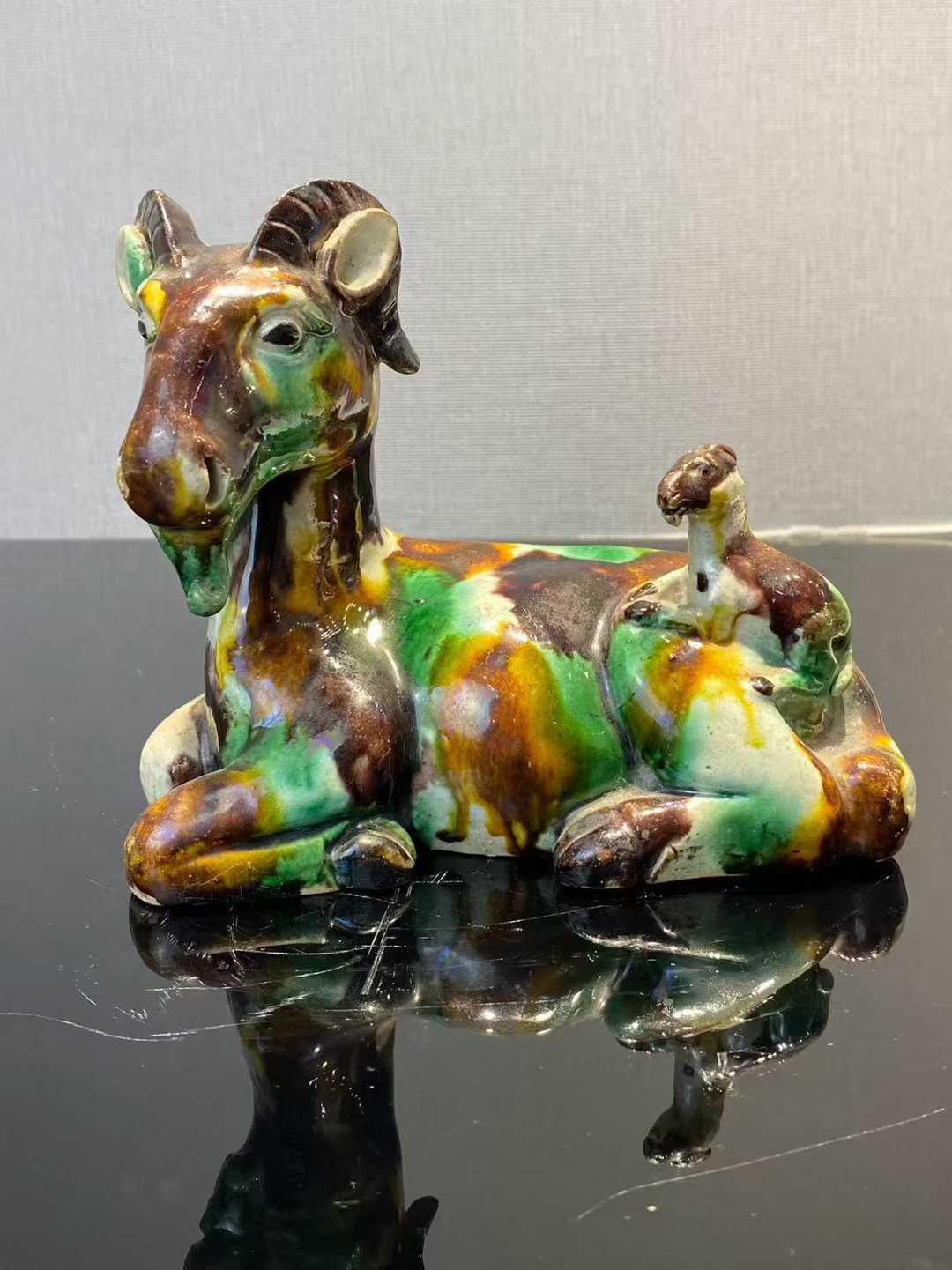 素三彩三羊塑像