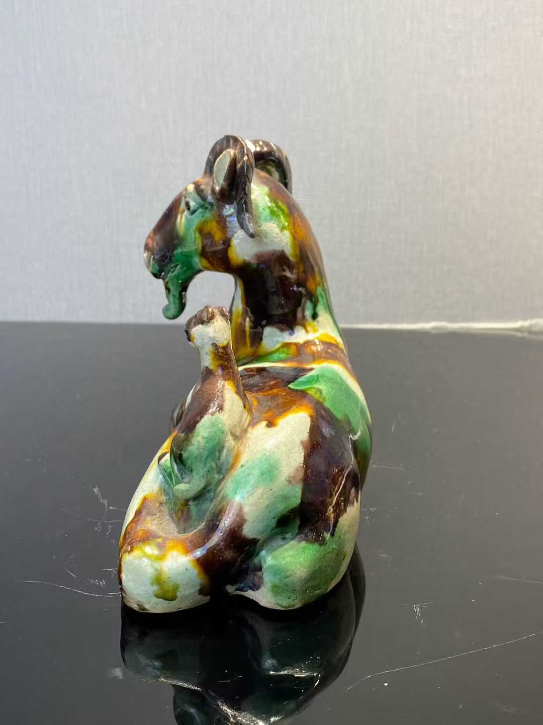 素三彩三羊塑像