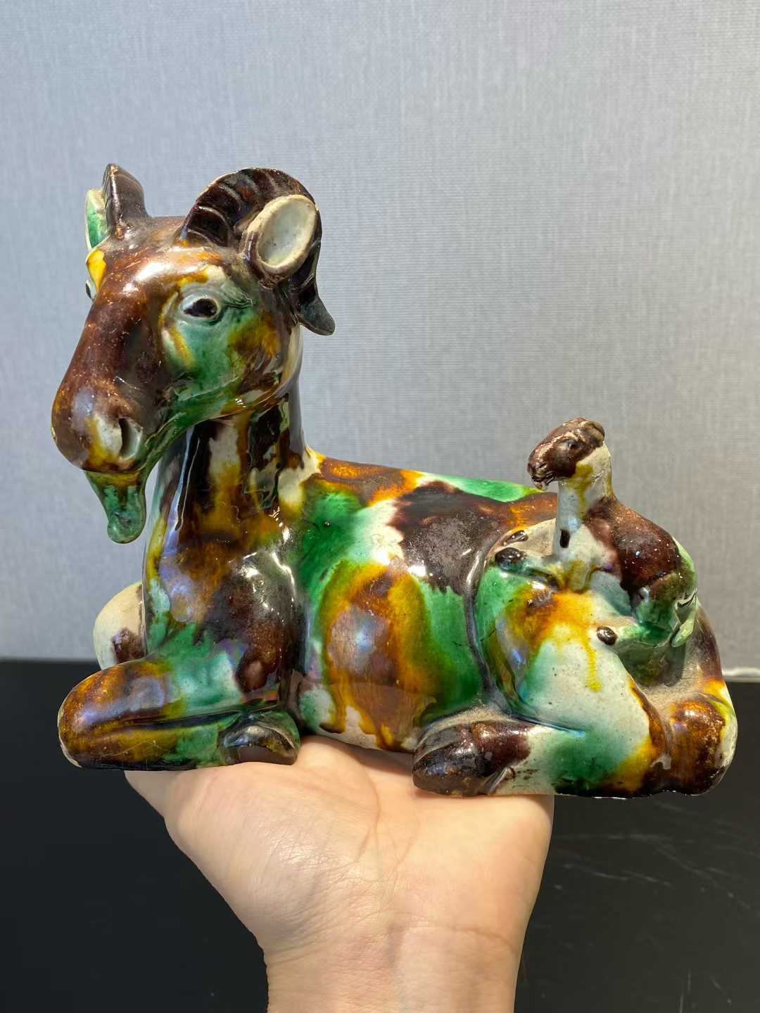 素三彩三羊塑像