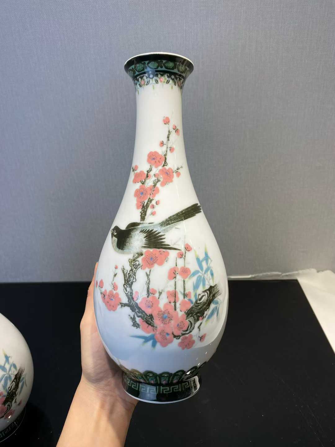 醴陵瓷 釉下三彩花鸟纹玉壶春瓶一对