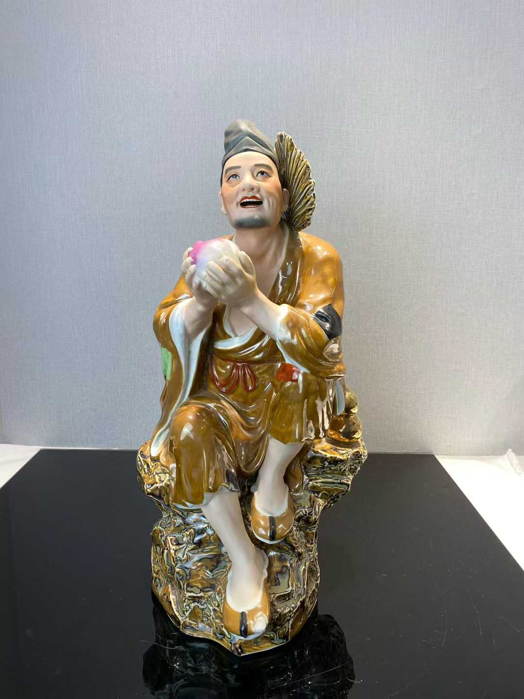 粉彩济公坐像 款：美一