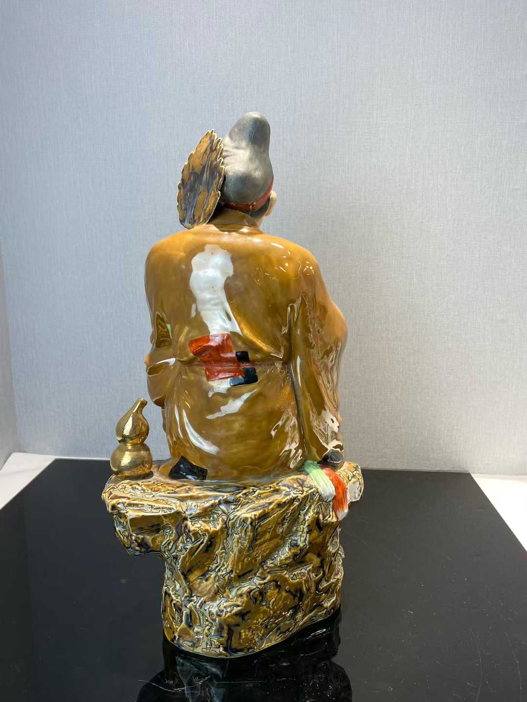 粉彩济公坐像 款：美一