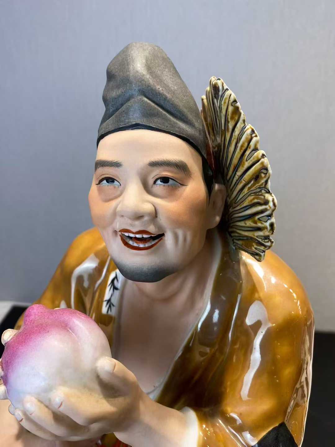 粉彩济公坐像 款：美一