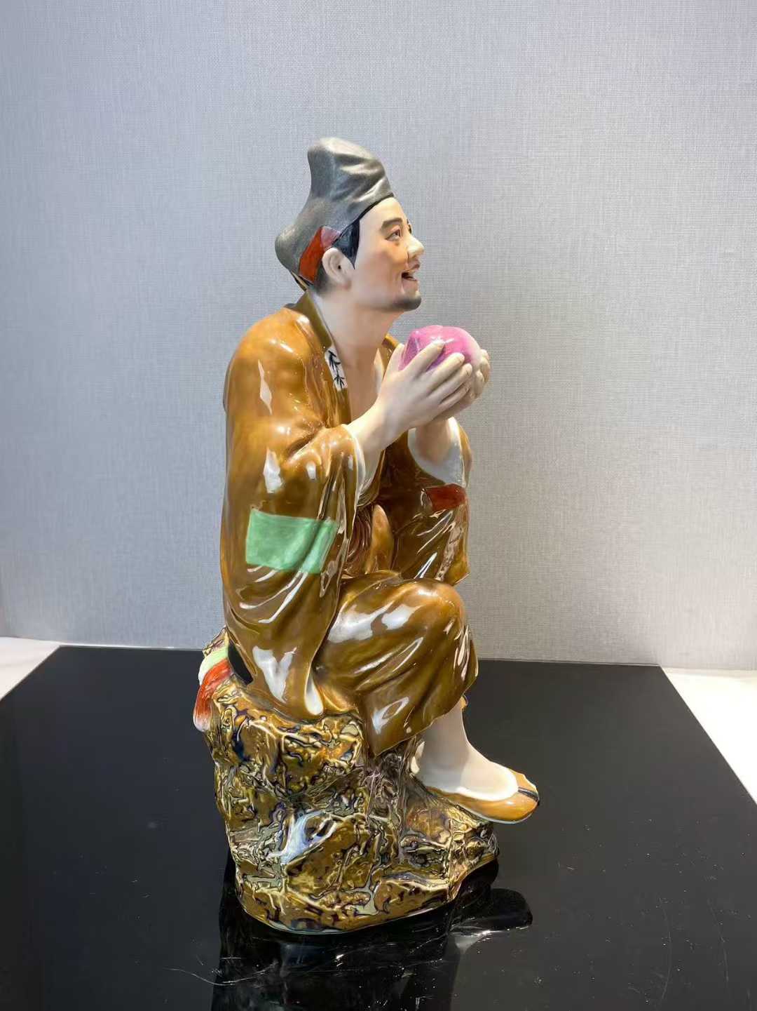 粉彩济公坐像 款：美一