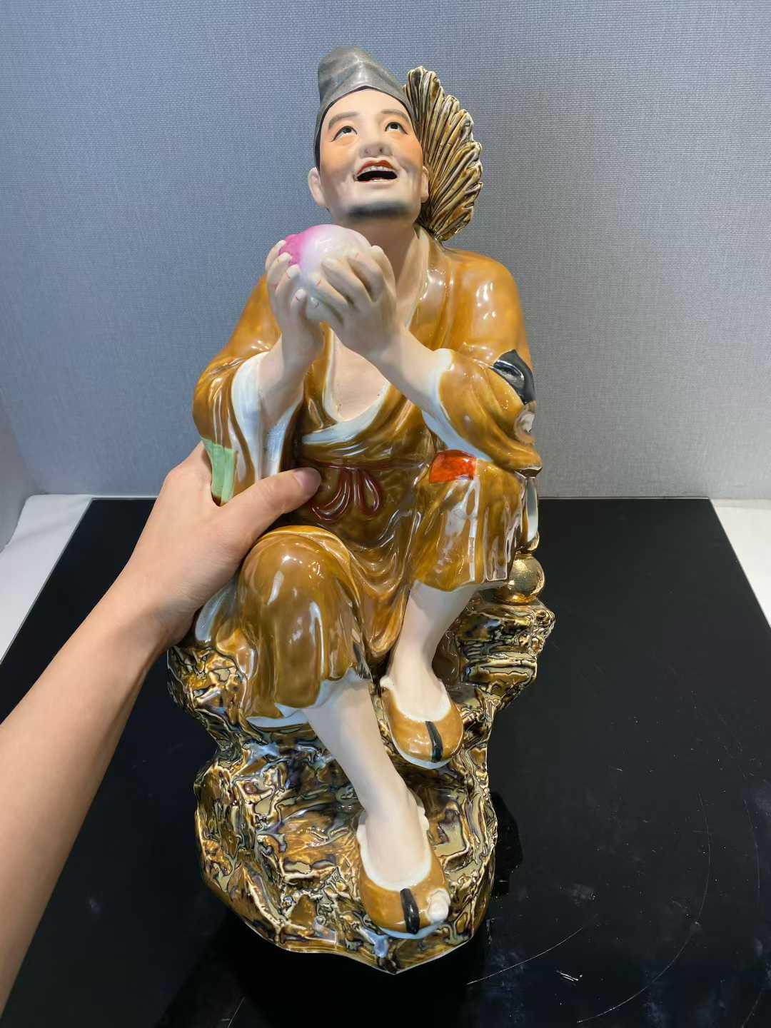 粉彩济公坐像 款：美一