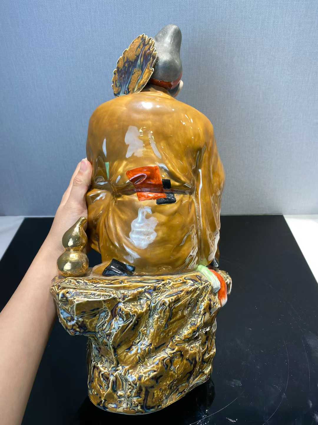 粉彩济公坐像 款：美一