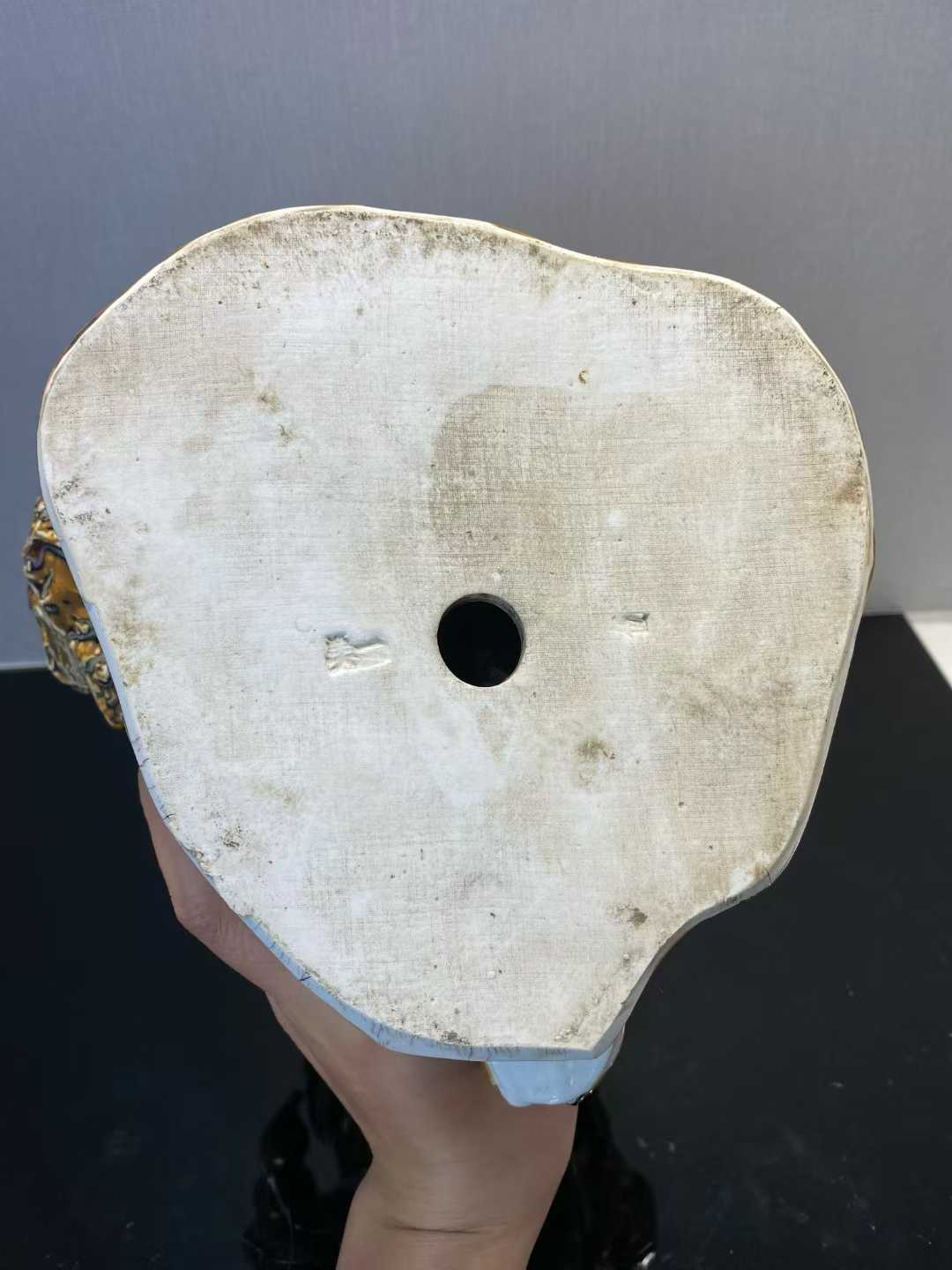 粉彩济公坐像 款：美一