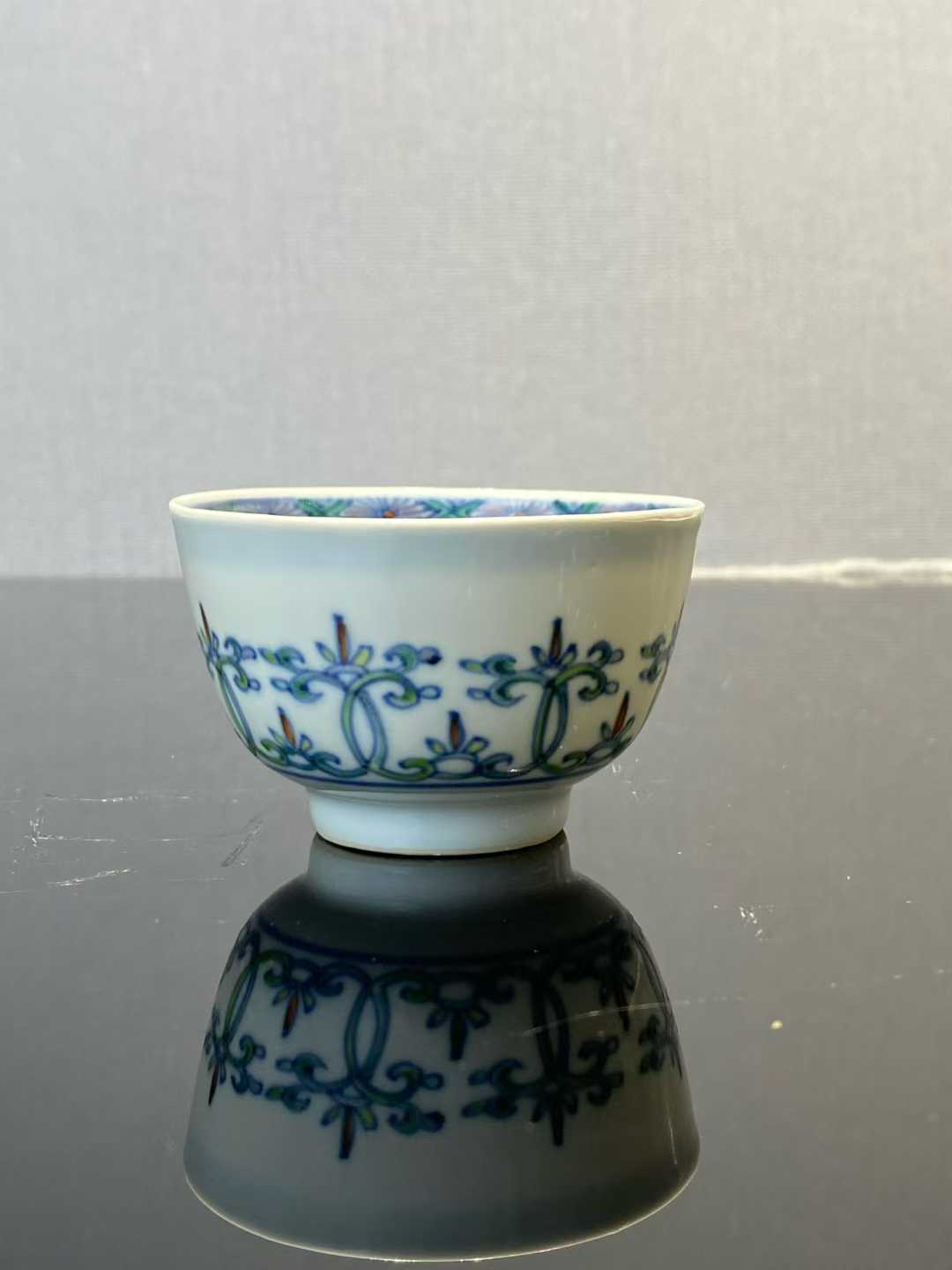 斗彩忍冬纹茶杯