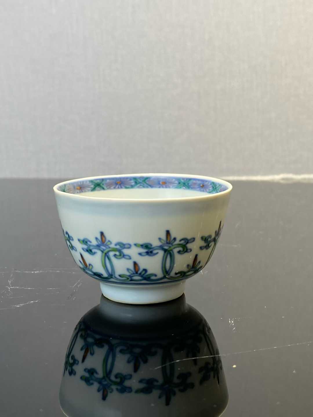 斗彩忍冬纹茶杯