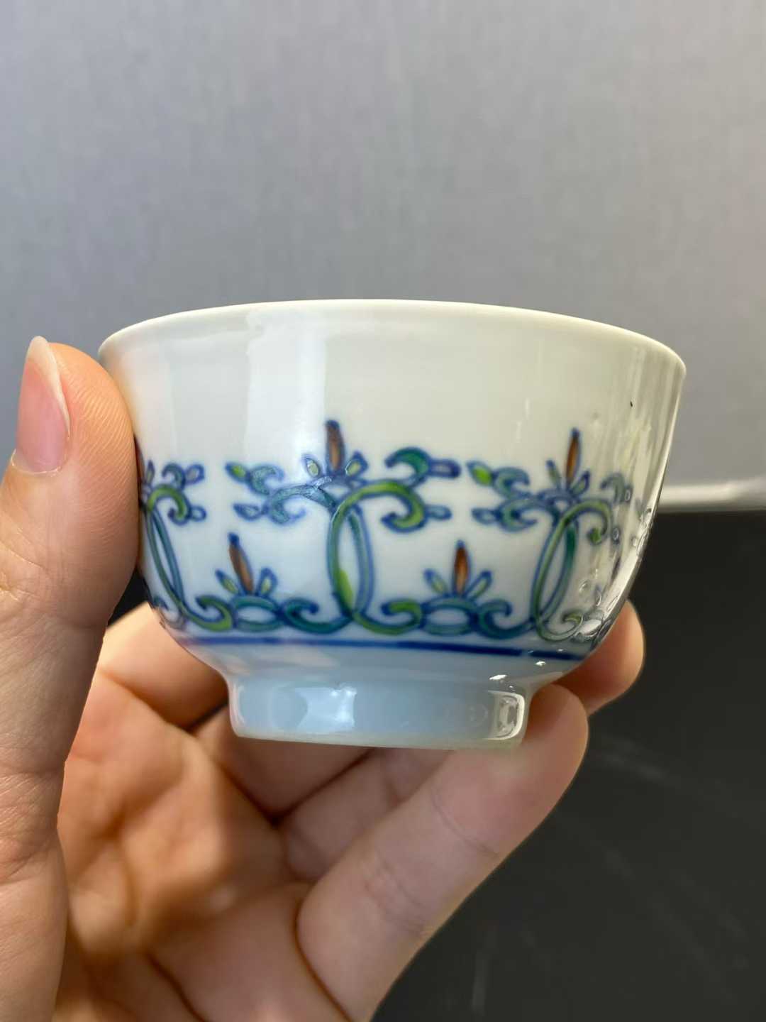 斗彩忍冬纹茶杯