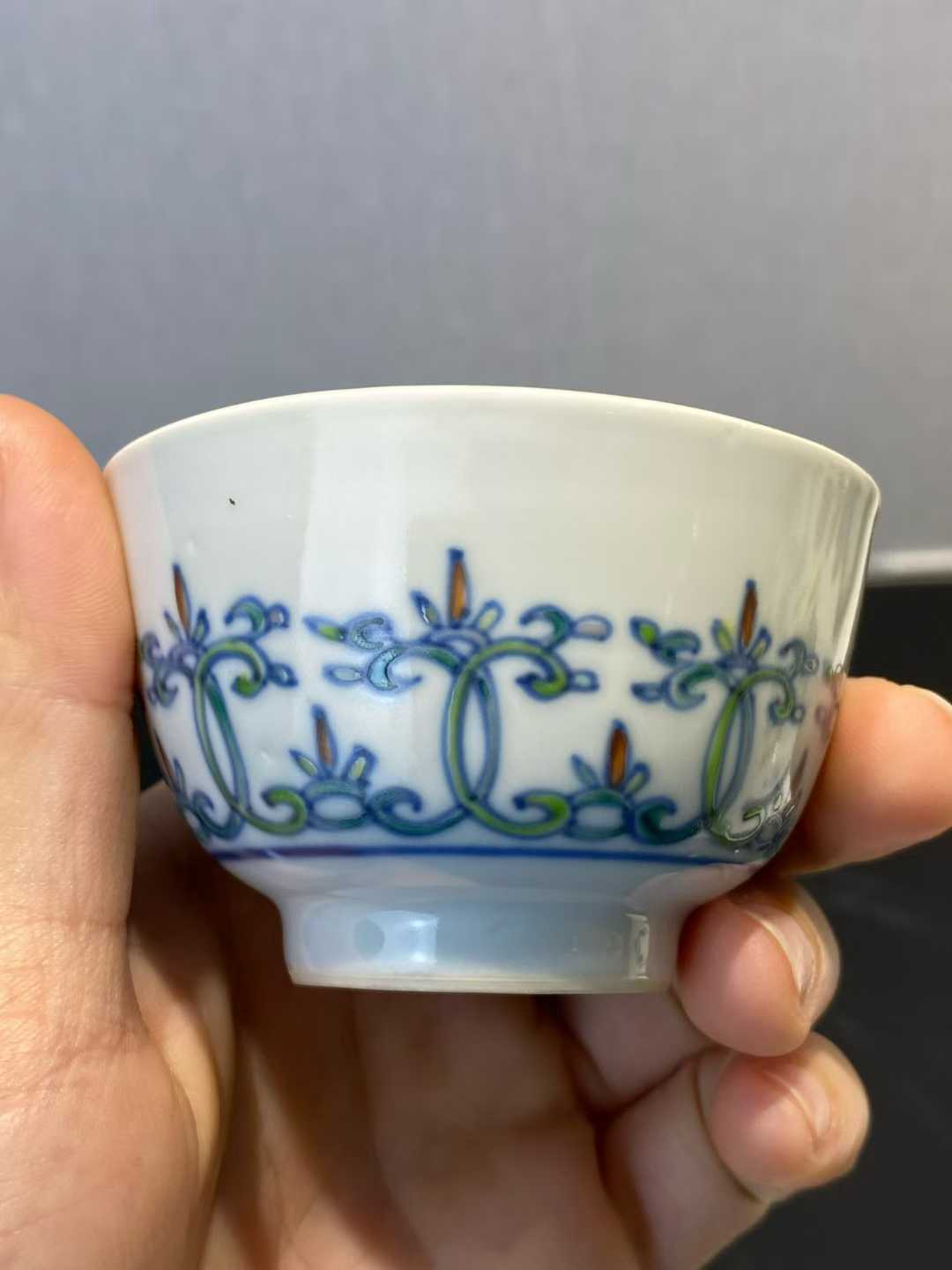 斗彩忍冬纹茶杯