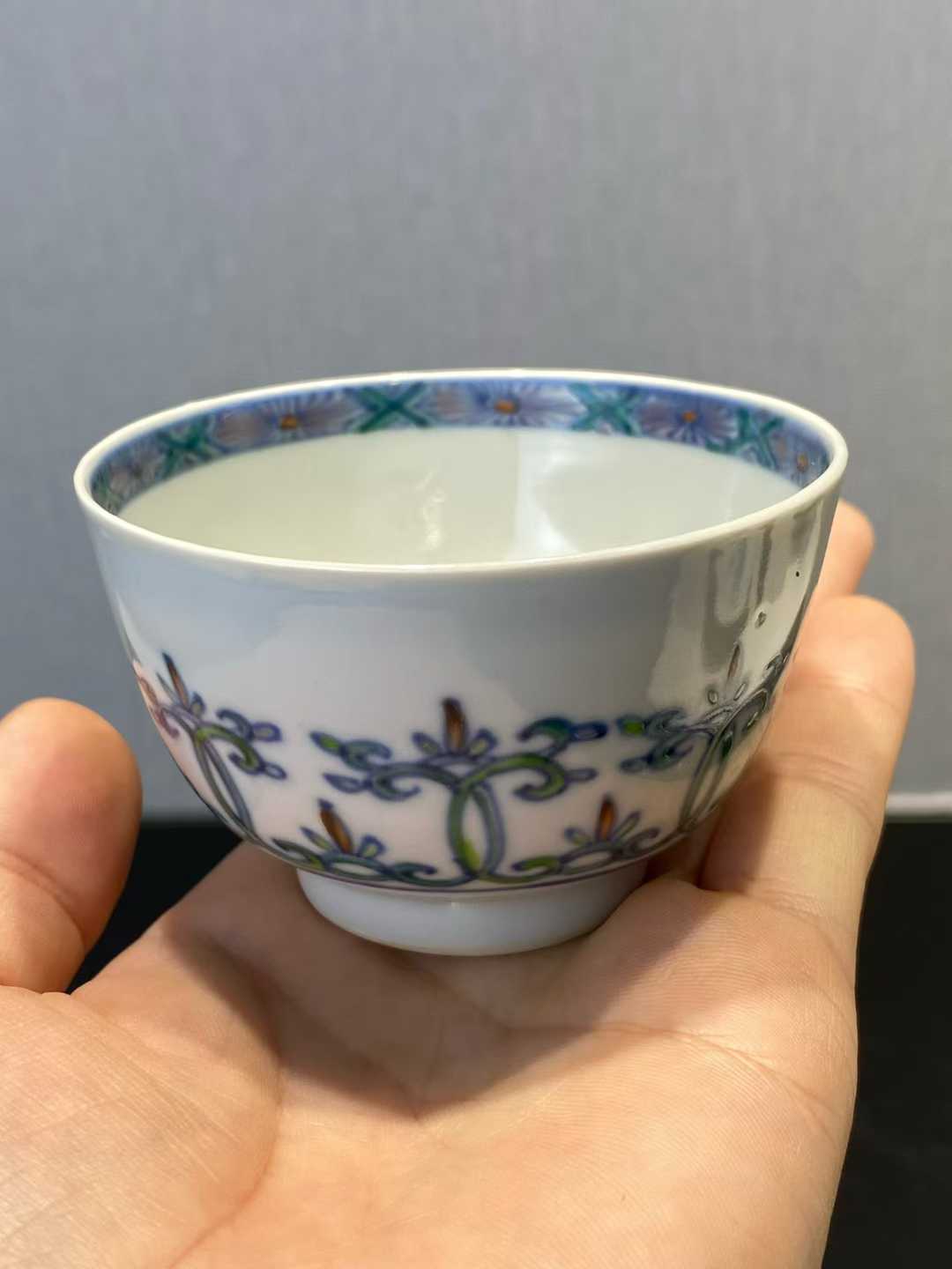 斗彩忍冬纹茶杯