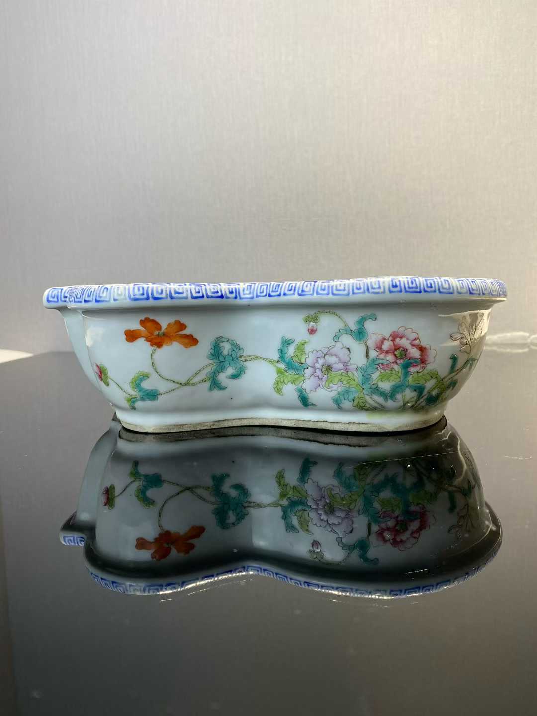 粉彩折枝花卉纹水仙盆