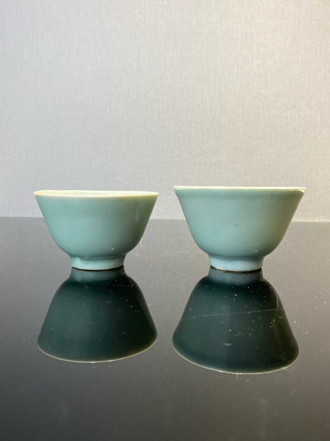 清代豆青釉茶杯一对