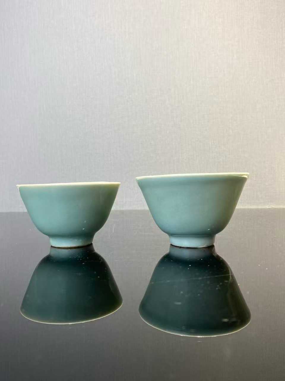 清代豆青釉茶杯一对