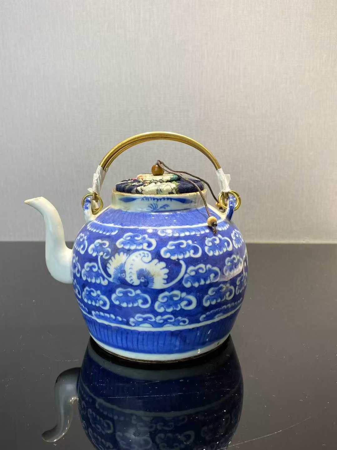 青花云蝠纹茶壶