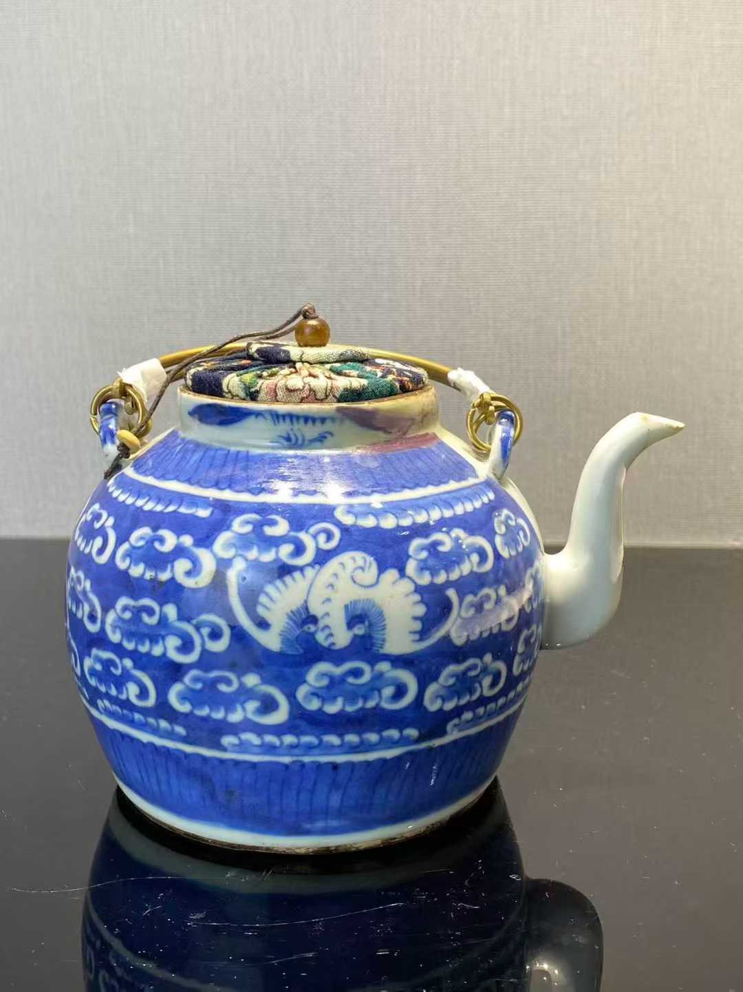 青花云蝠纹茶壶