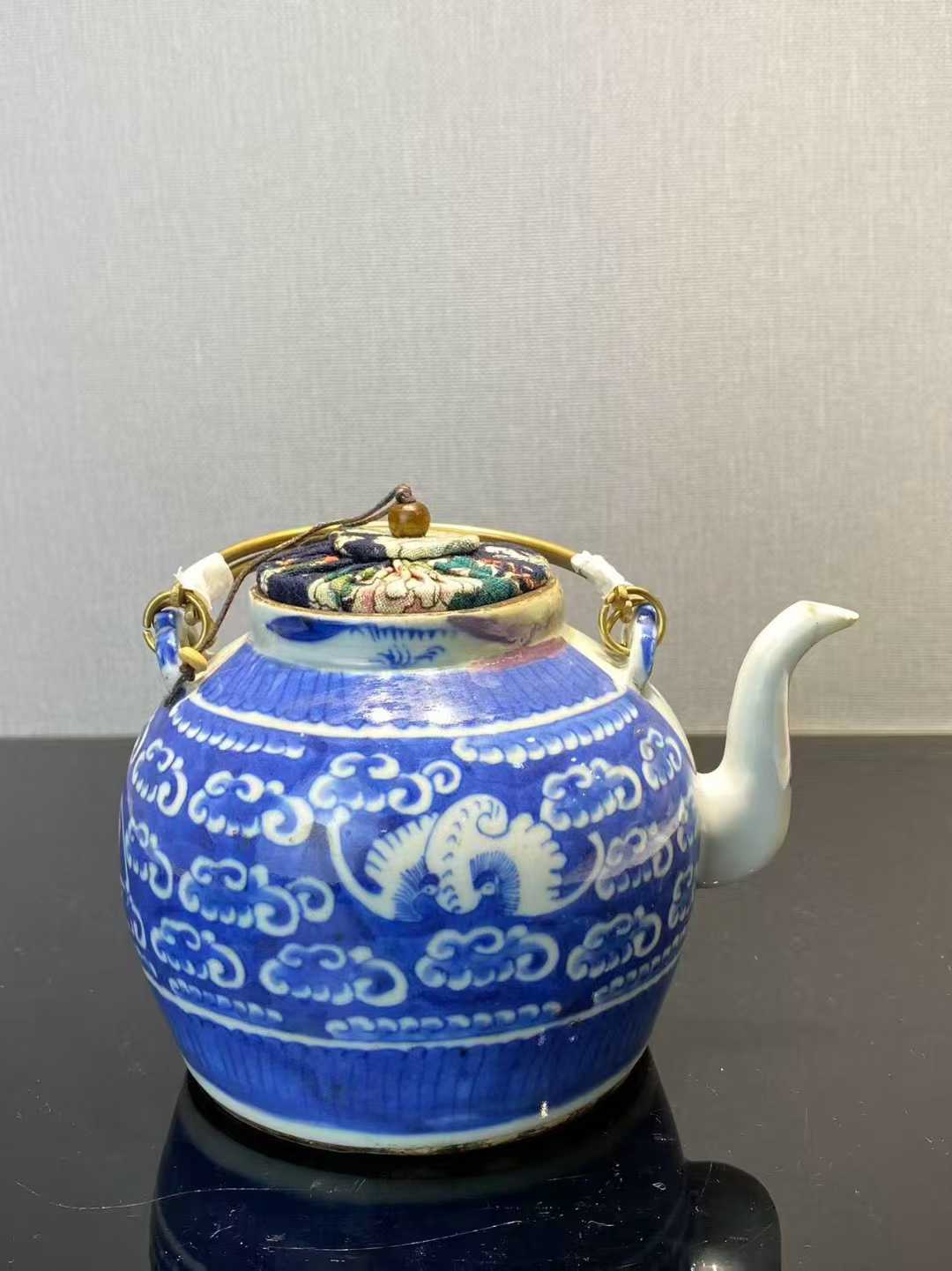 青花云蝠纹茶壶