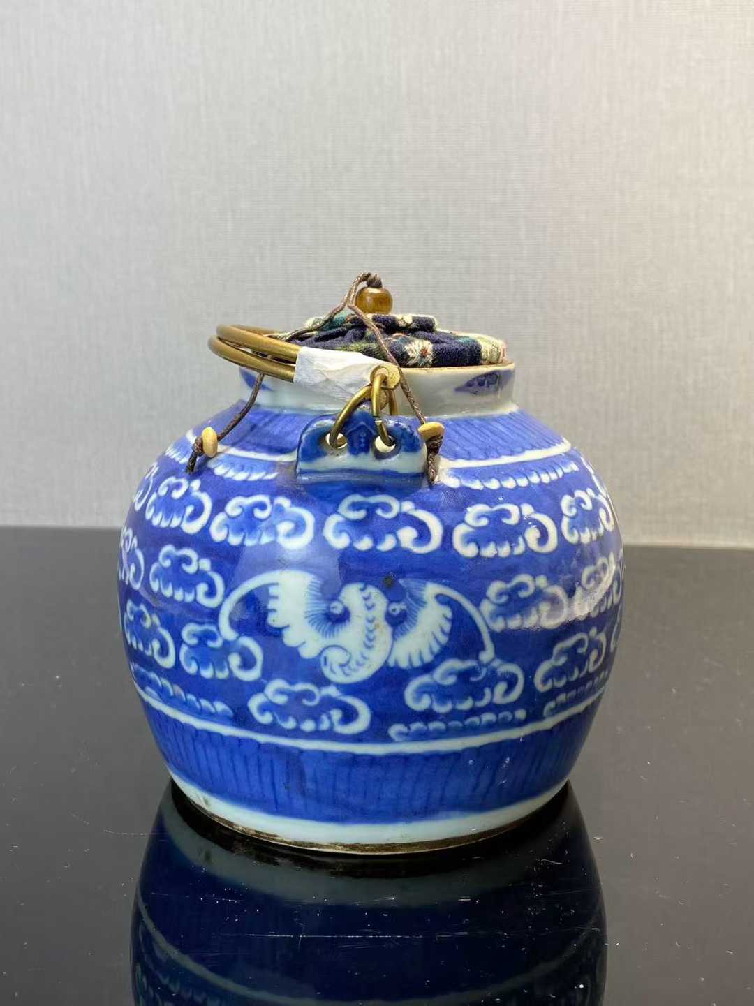 青花云蝠纹茶壶