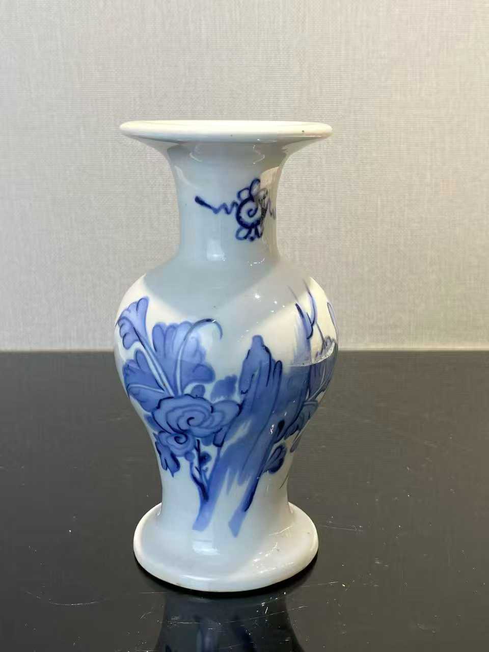 青花花卉纹观音瓶