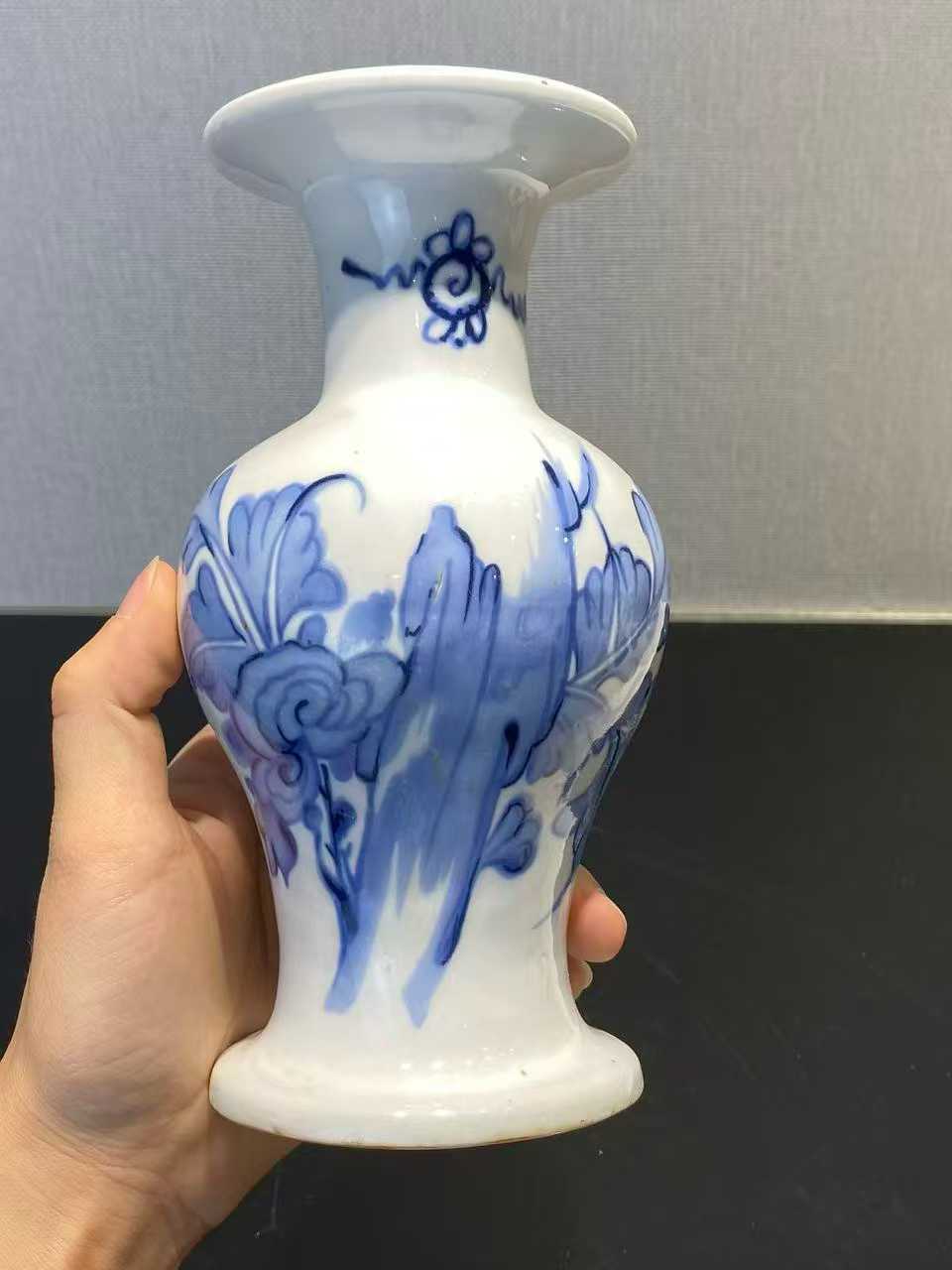 青花花卉纹观音瓶