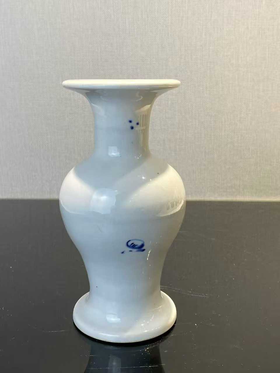 青花花卉纹观音瓶