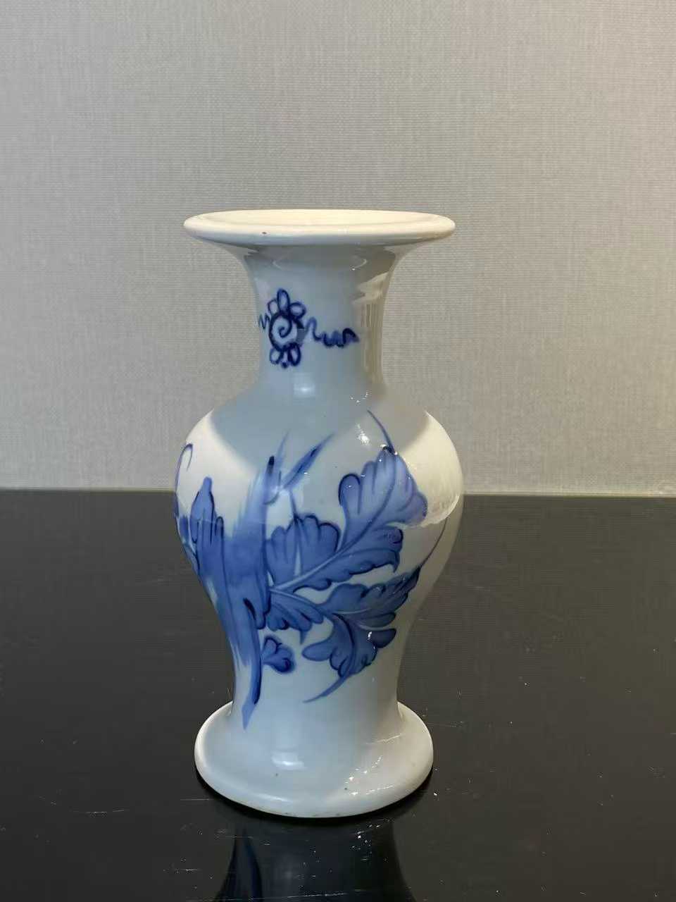 青花花卉纹观音瓶