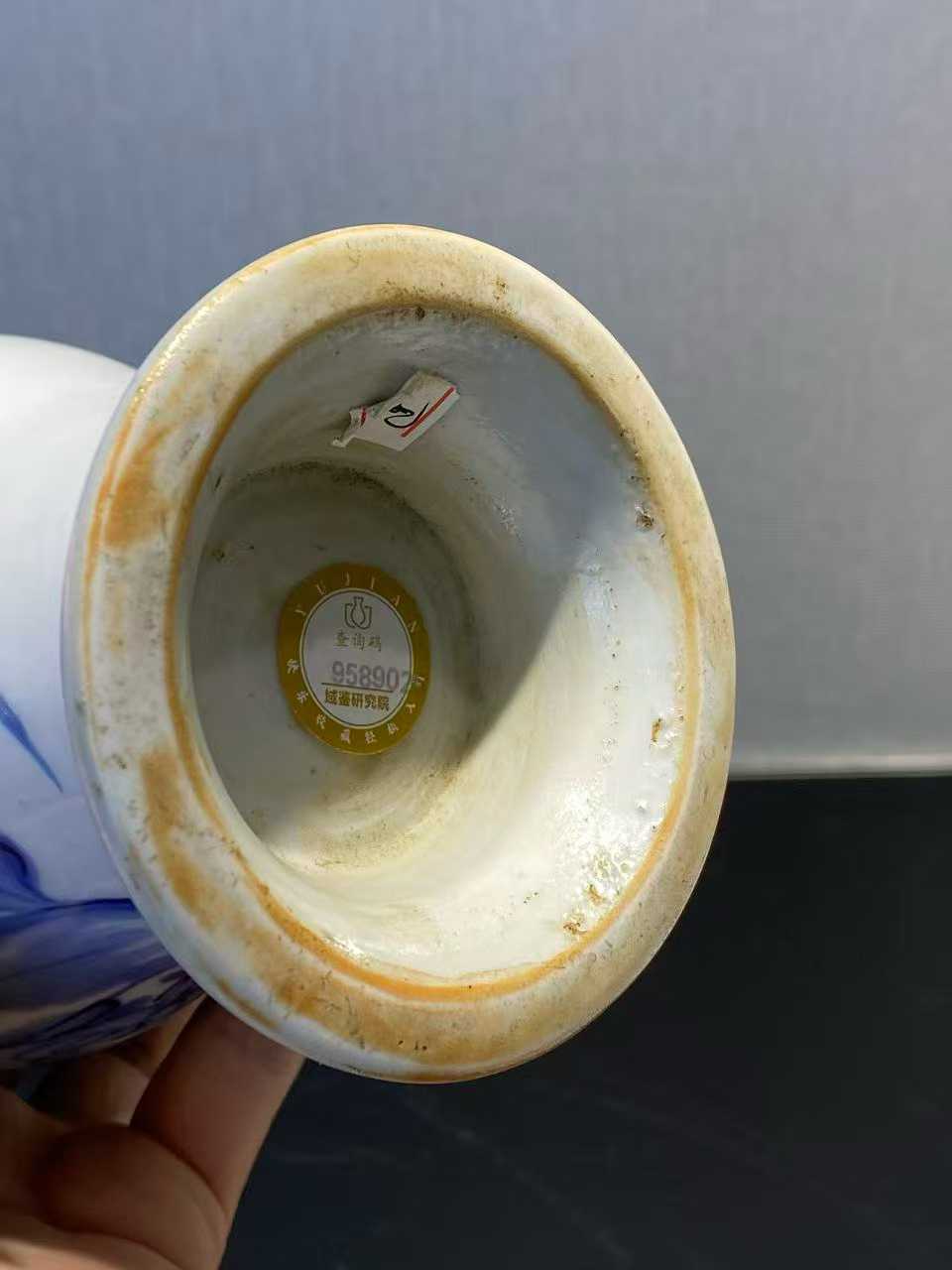 青花花卉纹观音瓶