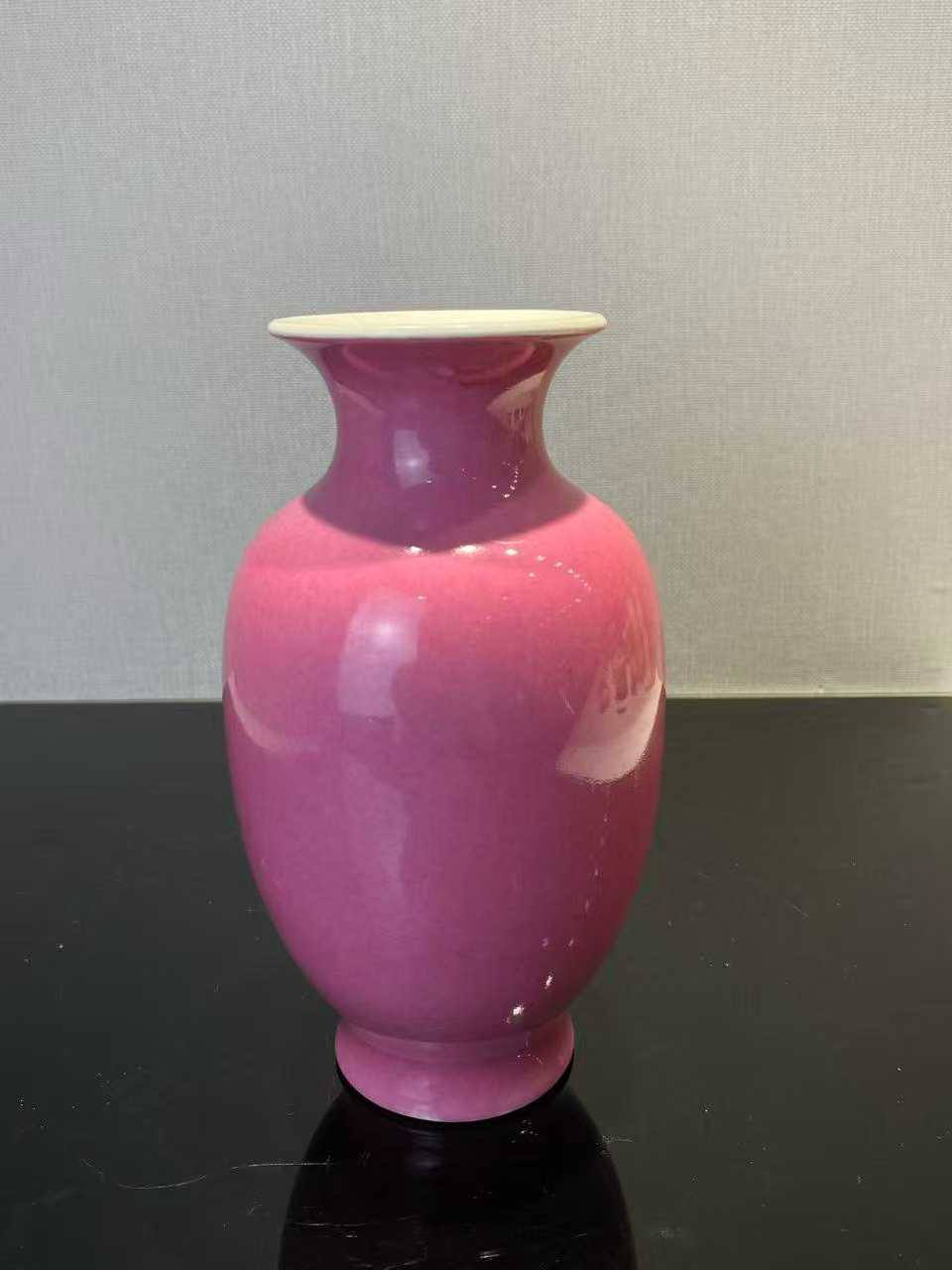 胭脂红釉灯笼瓶 款：雍正年制