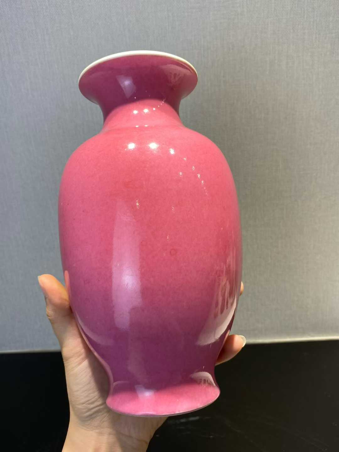 胭脂红釉灯笼瓶 款：雍正年制