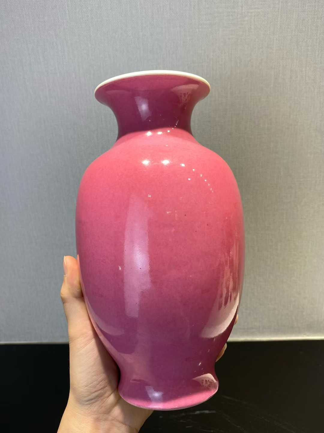 胭脂红釉灯笼瓶 款：雍正年制