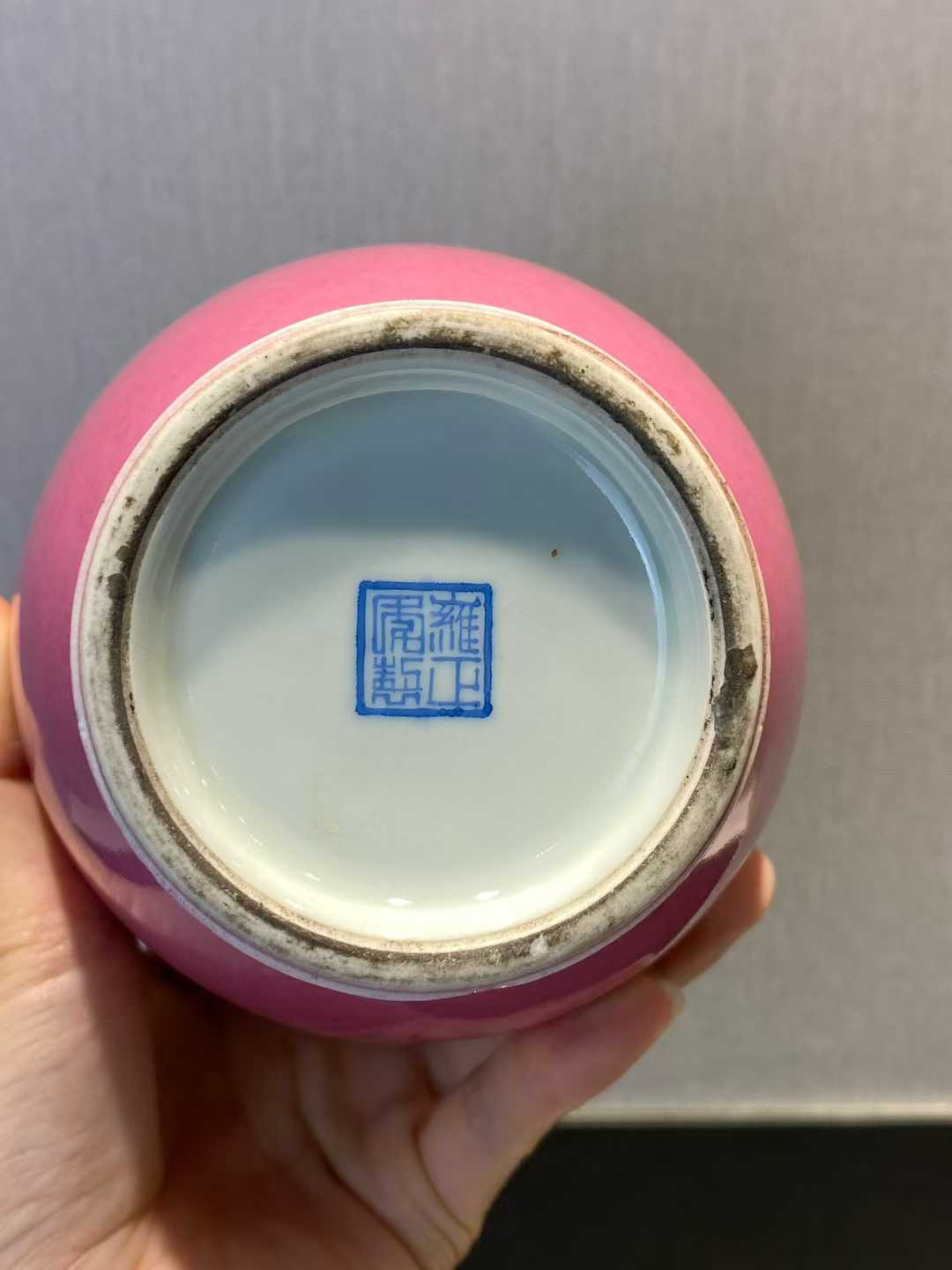 胭脂红釉灯笼瓶 款：雍正年制