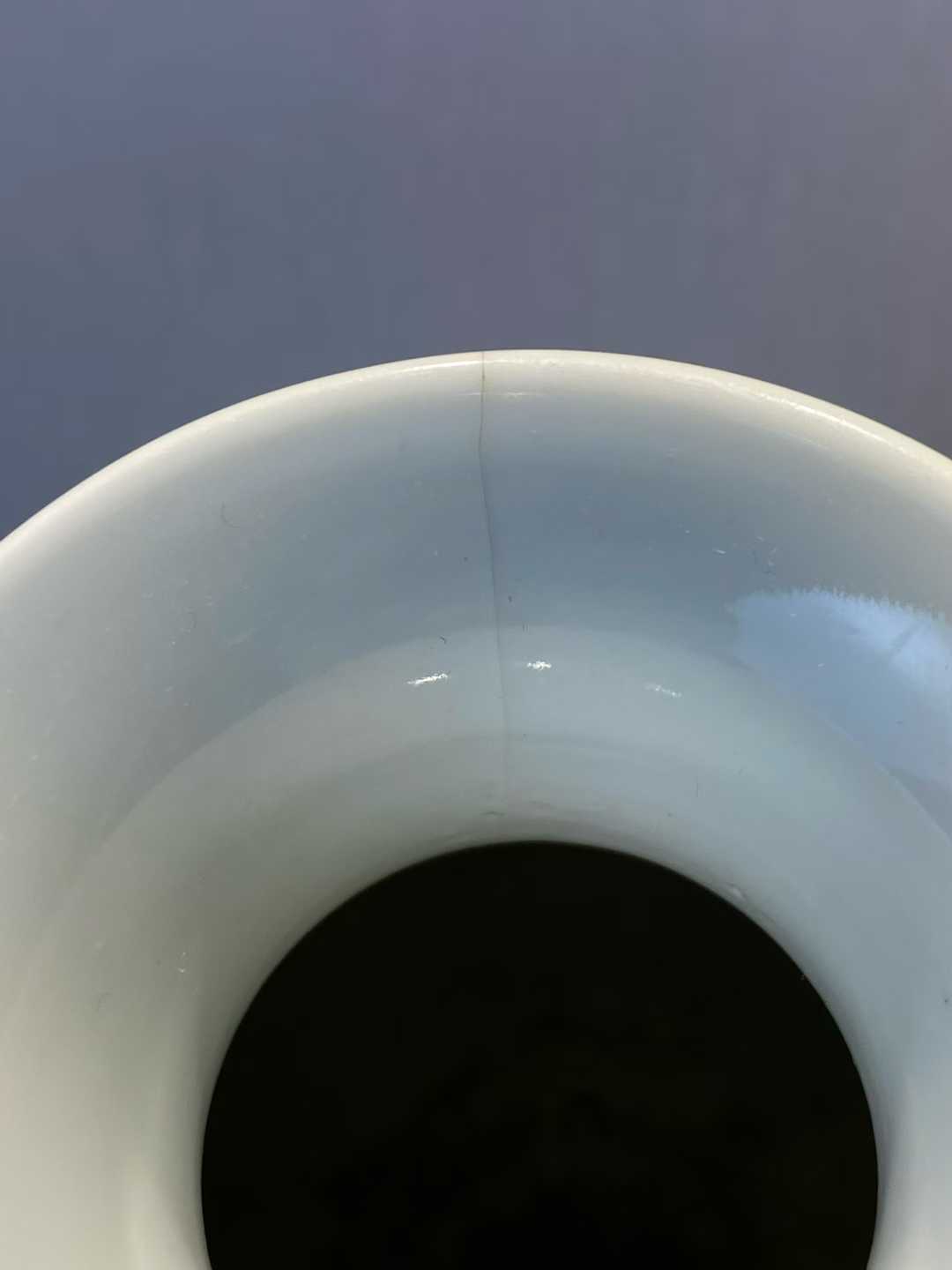 胭脂红釉灯笼瓶 款：雍正年制