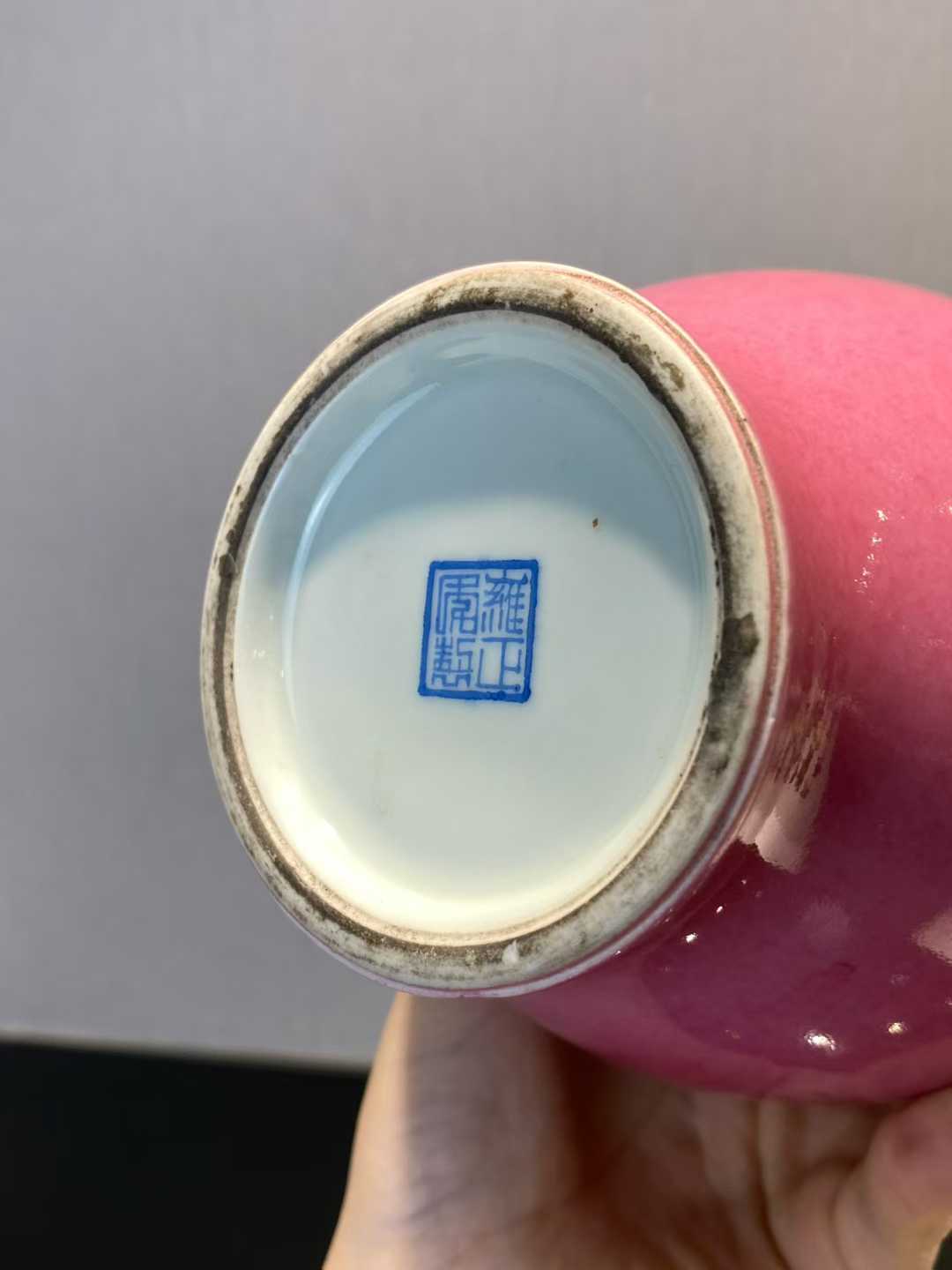 胭脂红釉灯笼瓶 款：雍正年制