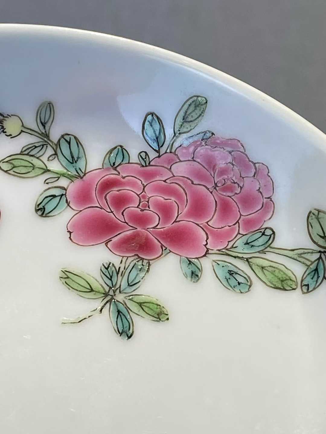 珐琅彩过枝桃花牡丹纹小碟