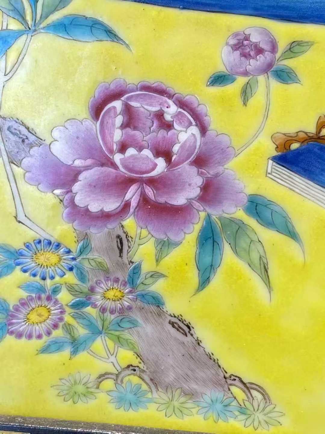 黄地粉彩童子戏尼勒瓷板