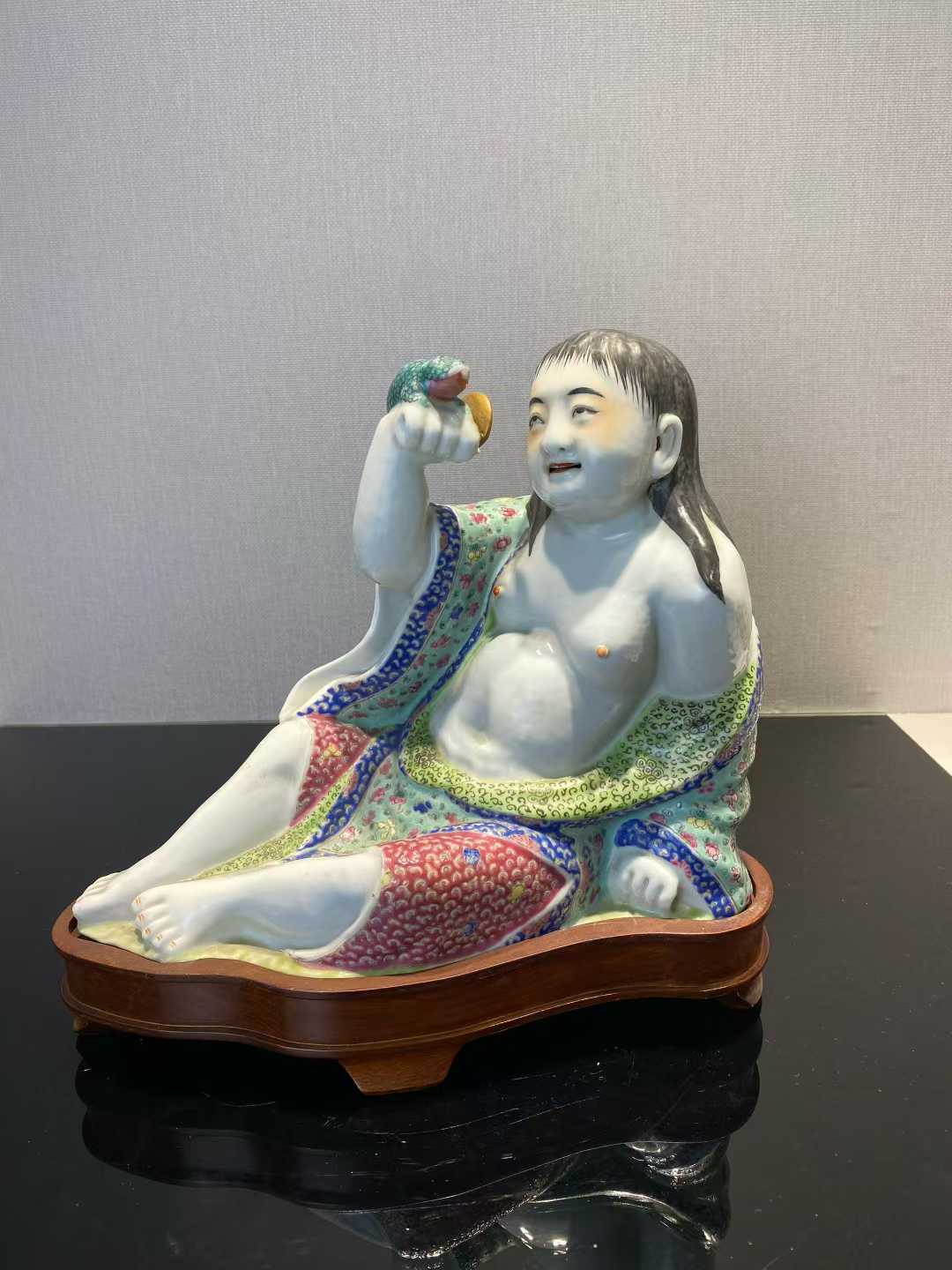 粉彩刘海戏金蟾塑像配木座 款：魏洪泰