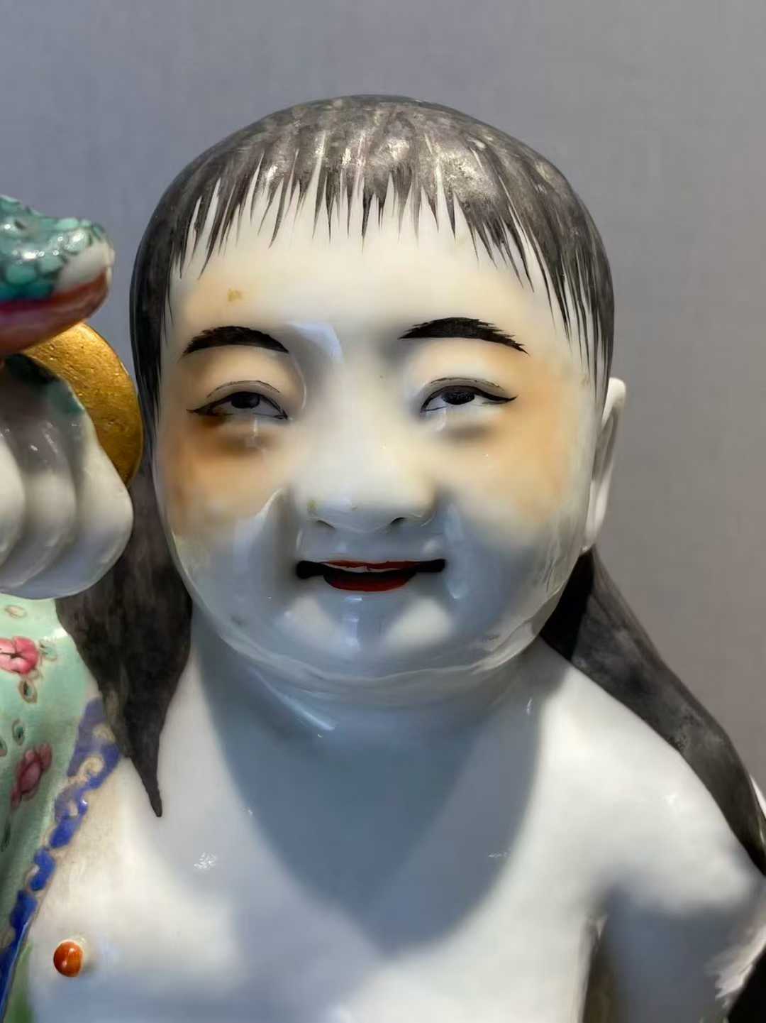 粉彩刘海戏金蟾塑像配木座 款：魏洪泰