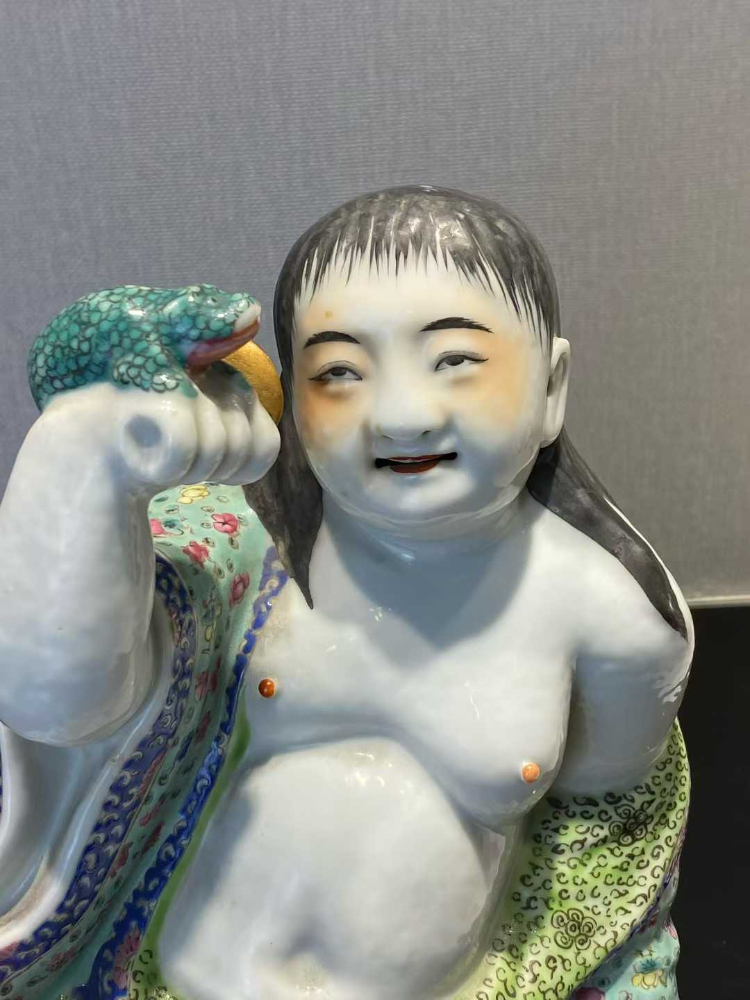 粉彩刘海戏金蟾塑像配木座 款：魏洪泰