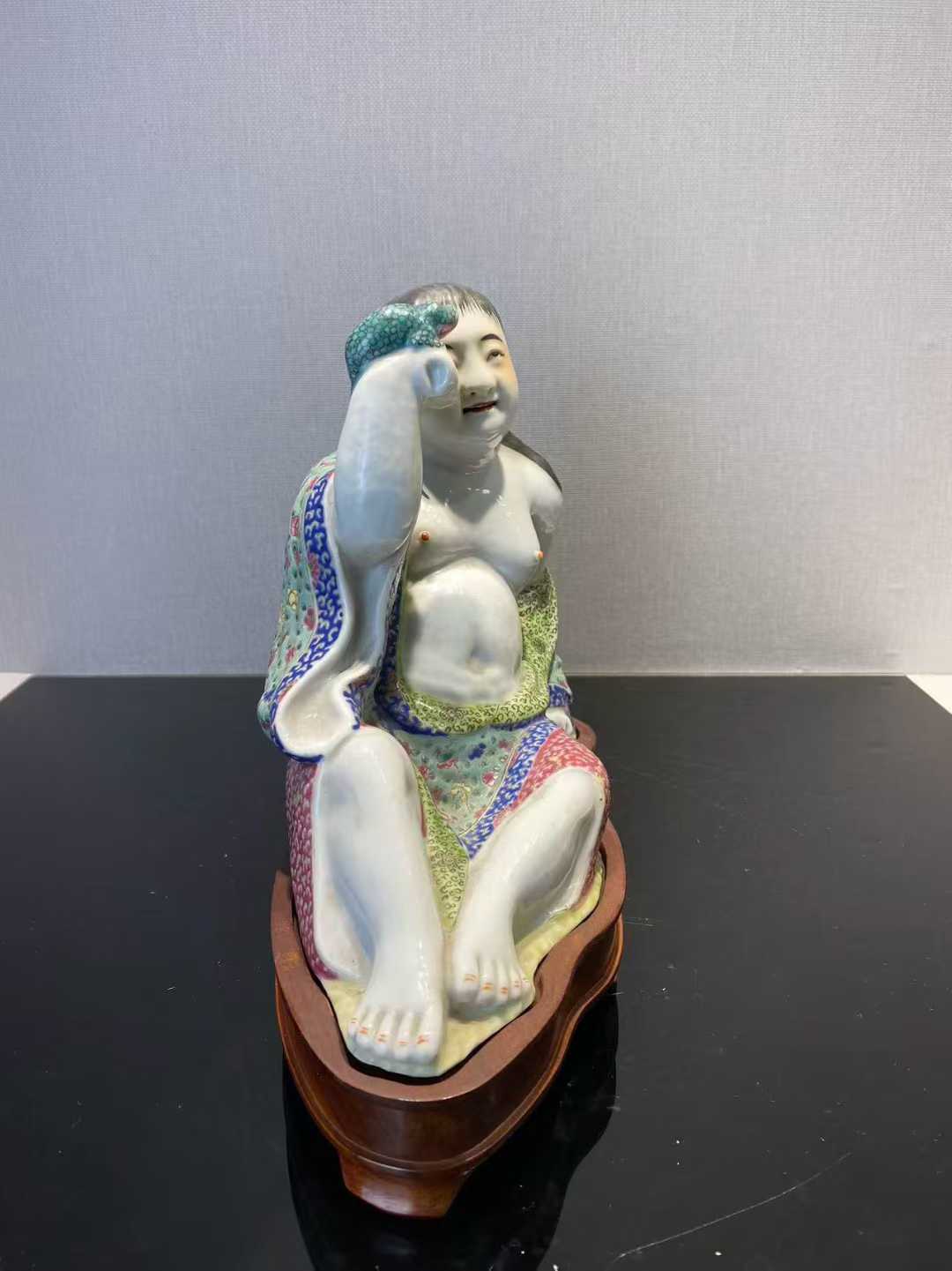 粉彩刘海戏金蟾塑像配木座 款：魏洪泰