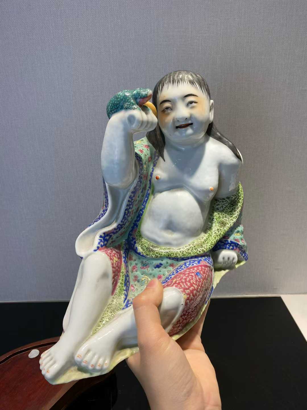 粉彩刘海戏金蟾塑像配木座 款：魏洪泰