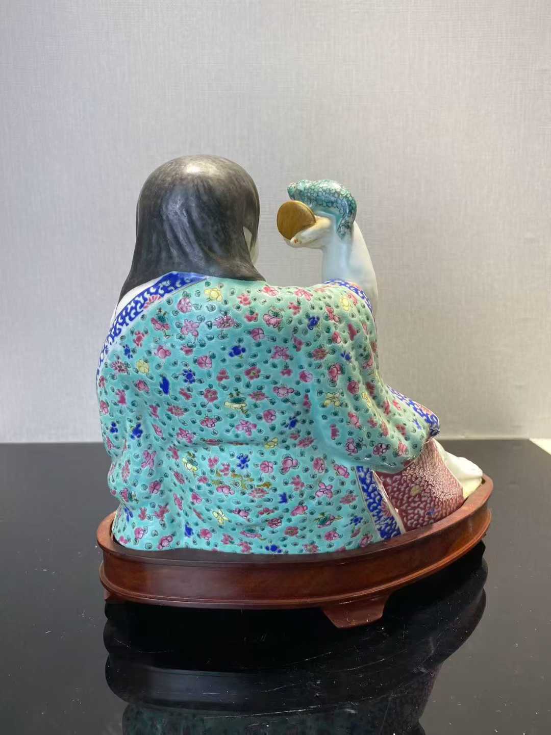 粉彩刘海戏金蟾塑像配木座 款：魏洪泰