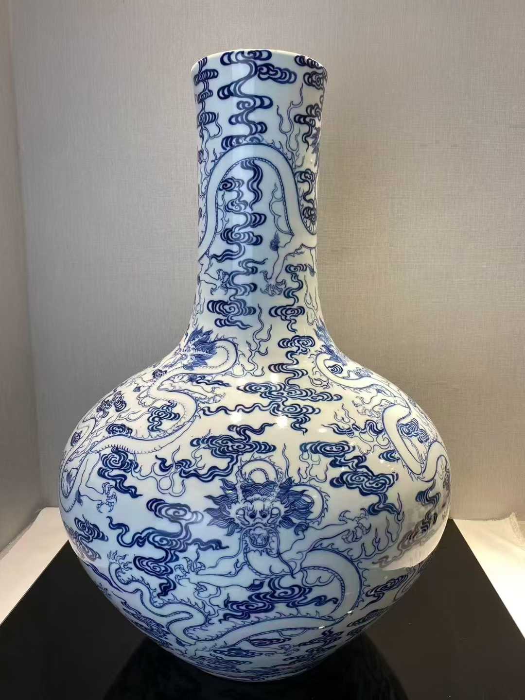 青花祥云九龙纹大天球瓶  款：大清雍正年制