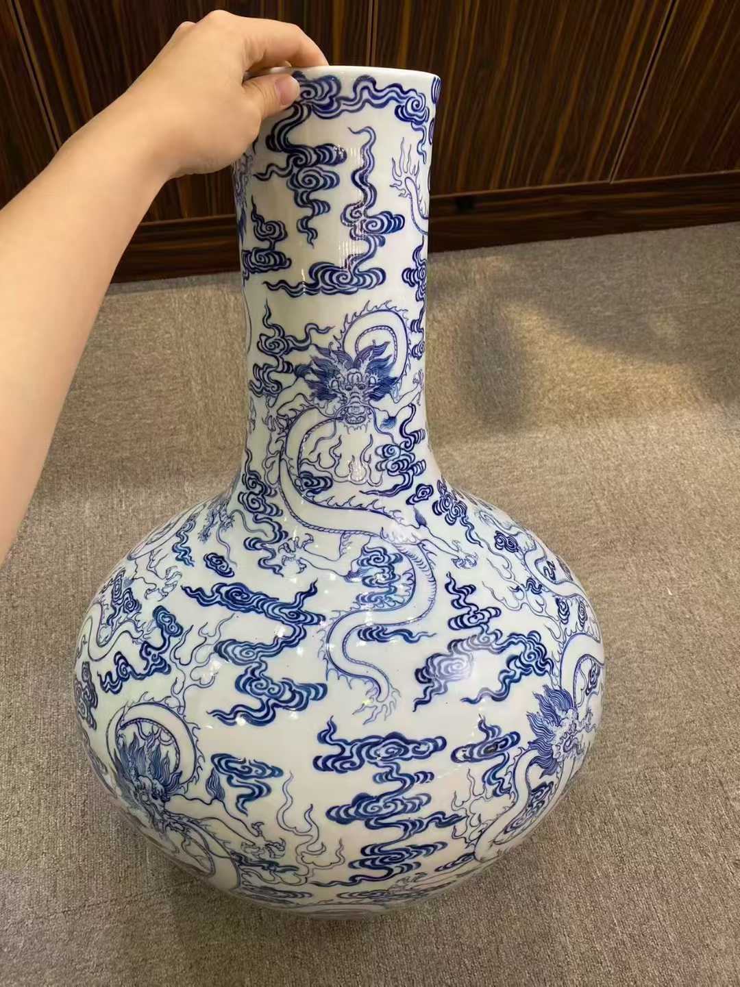 青花祥云九龙纹大天球瓶  款：大清雍正年制