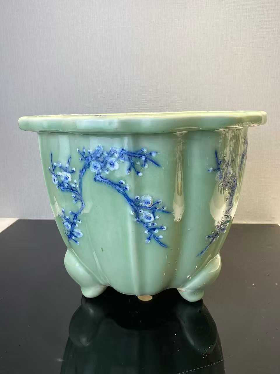 豆青地青花堆白梅花纹花盆
